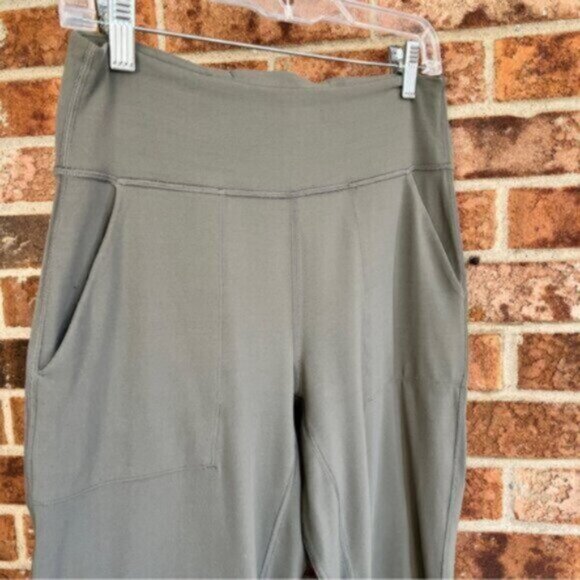 Lululemon Align Jogger Crop *23" Grey Sage EUC Nulu Size 8 EUC - Picture 11 of 14